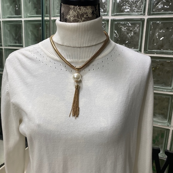 Necklaces - Picture 4 of 15